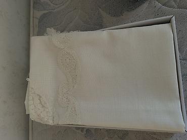 toprak masa ortusu: Krem rəngli əl işi süfrə. Ölçüsü 160 x 220 sm-dir. Zərif toxumalı — 1