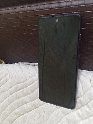 nar nomrelerin sifarisi: Smartfon – tam ekranlı, ön kamerası mərkəzdə “punch‑hole” dizaynı ilə — 1