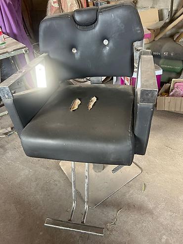 Парикмахерское кресло с гидроподъемником. - Материал обивки: черный at lalafo.kg Парикмахерское кресло с гидроподъемником. - Материал обивки: черный
