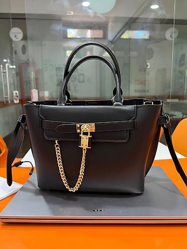 Qara dəri qadın çantası – şıq və funksional model - Material: hamar