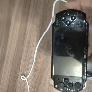 PSP (Sony PlayStation Portable): Продаю до 1апреля хорошо состояние нет задней крышки есть флешка 4гиго