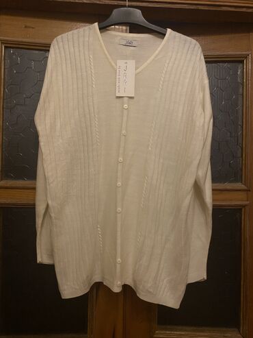 Köynək və bluzalar: Qadın geyimləri – 2 fərqli model 1) Ağ bluz: - Yumşaq, axıcı parça - — 32