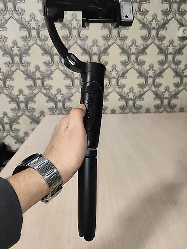 Другие аксессуары для фото/видео: Трёхосевой стабилизатор для смартфона с собственной экшн‑камерой в — 3