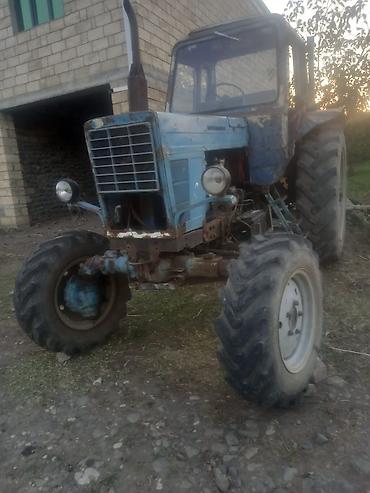 niva siti satilir: Traktor MTZ (Belarus) tipli, 4x4 tam ötürücülü. Mavi rəngli kabinli — 4