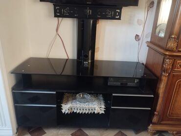 televizor altliği: İşlənmiş, Düz TV altlığı, Polkalı, Şüşəli