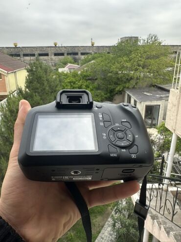 canon 800d qiymeti: Qara rəngli, Canon istehsalı olan rəqəmsal SLR fotoaparatı. Arxa