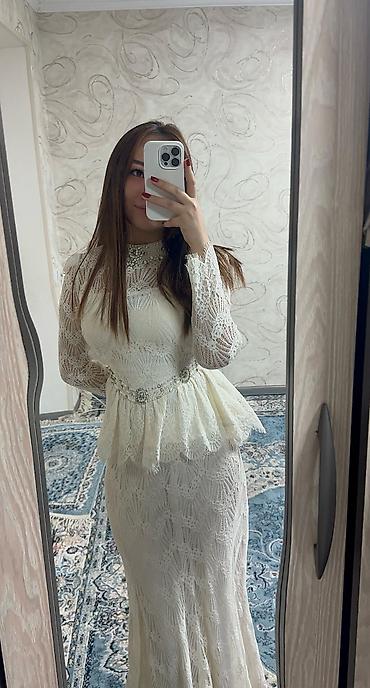 на выпускной: Свадебное платье, M, Закрытое, Гипюр, Прямое, Кружево, Б/у — 1