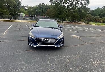 Nəqliyyat: Hyundai sedan, tünd mavi rəngdə. Avtomobilin ön hissəsində Hyundai — 1