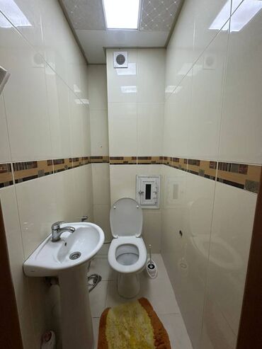 Uzunmüddətli kirayə mənzillər: 28 May metrosunun 2-ci çıxışında, 13 mərtəbəli binanın 2-ci — 10