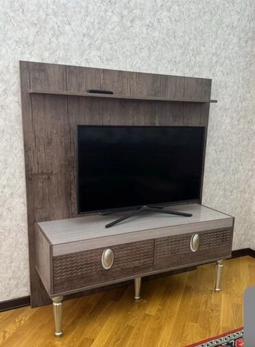 şüşə güzgü: TV altlığı