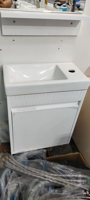 Ağ rəngli, divara quraşdırılan vanna otağı dolabı və kiçik ölçülü