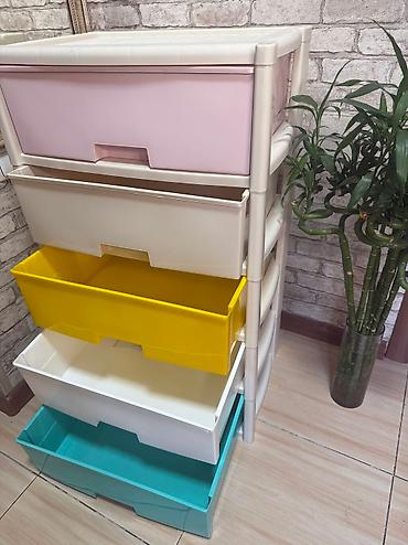 Комоды для одежды: Пластиковый комод с пятью выдвижными ящиками белого цвета и салатовым — 12