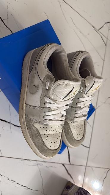 Личные вещи: Кроссовки Nike Air Jordan 1 Low, цвет светло‑серый/белый. Состояние — 3
