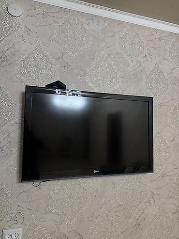 Телевизор LG, диагональ около 40–42" (формат 16:9), плоская панель