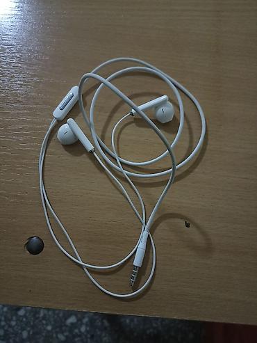 Другие мобильные телефоны: Смартфон с комплектом аксессуаров - Экран: безрамочный с отверстием — 1