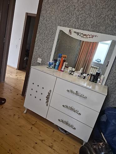 carpayi satilir: Yataq otağı dəsti Tərkib: - Çarpayı: ağ rəngdə, yumşaq başlıqla — 3