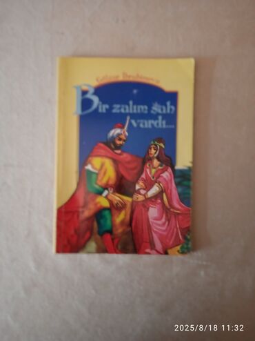 Bu kitab uşaqlar üçün nağıl və əfsanələri əhatə edir. Qapağında şah və