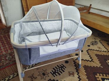 стульчик для новорожденных 3 в 1: Балдар үчүн кошумча коюлган керебет, Дөңгөлөктүү, түсү - Боз