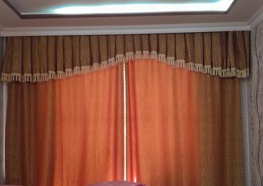 Рулонные шторы: Krem rəngli saçaqlı, qəhvəyi və narıncı rənglərin ahəngi ilə işlənmiş