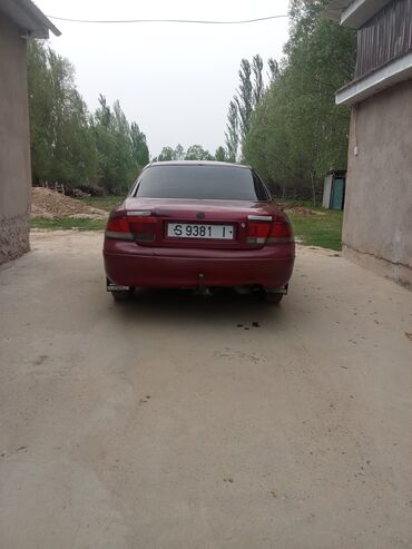 автомобил жаз: Mazda 626: 1993 г., 2 л, Механика, Бензин, Седан