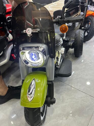 Manejlər: Uşaq üçün elektrikli üçtəkərli motosiklet - Rəng: yaşıl/qara, xrom