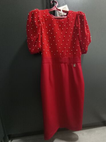 платье на прокат: Вечернее платье, Коктейльное, Длинная модель, С рукавами, Камни, 3XL (EU 46), 4XL (EU 48)
