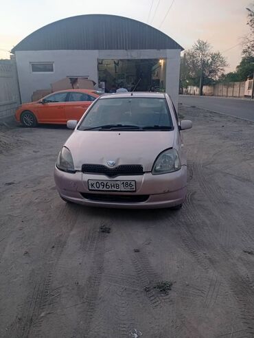 toyota gets: Автомобиль Toyota Vitz в розовом цвете. Компактный и экономичный