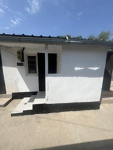 Продажа коттеджей и домов: 🏡 **Продается дом барачного типа с новым ремонтом в Бишкеке!** 📐 — 2