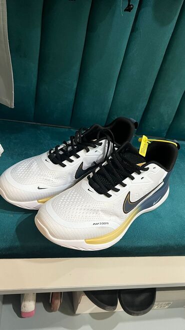 Кроссовки и спортивная обувь: Новые Nike оригинал качество бобма с мягкой подошвой окончательно