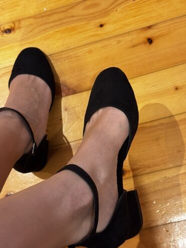 женские бордовые туфли: Qadın ayaqqabısı – qara rəng, zərif qayışlı - ölçü -39 - Model