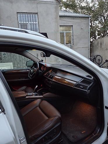 aksesuar avto: BMW X6 (E71), ağ rəng, Azərbaycan qeydiyyat nömrə nişanı ilə. Texniki — 5