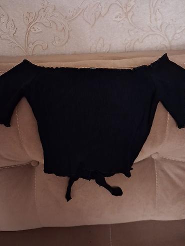 Qadın geyimləri: Qara rəngdə, çiyinlər açıq (off-shoulder) qısa bluz. - Parça: nazik — 3