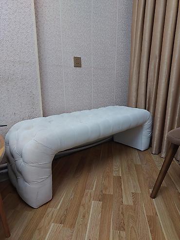 banke: Ağ rəngli, düyməli kapitone işləməli oturacaq skamyası. Yağmur — 1
