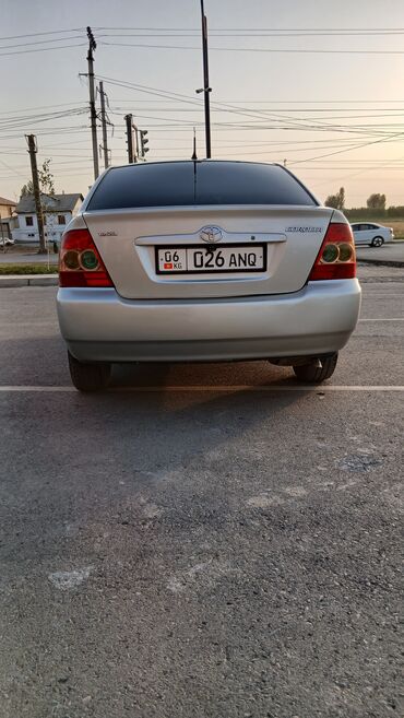 Toyota Corolla (E120) седан, серебристый цвет. Основные