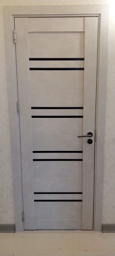 Окна: Ağ-boz rəngli müasir interyer qapısı. Minimalist dizayn, panel boyunca