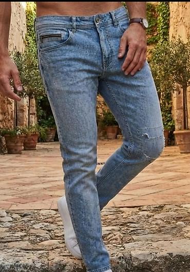 Muške slim fit farmerke – svetlo plava “acid wash” nijansa - Kroj