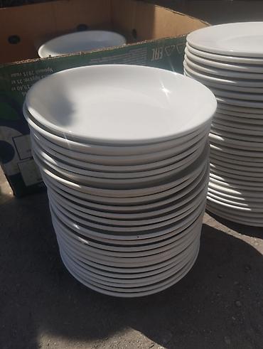 dish sets: Комплект: металлический каркас-шкаф и партия белых столовых тарелок — 3