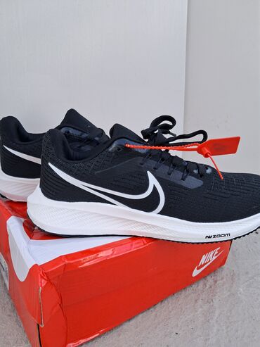 Кроссовки и спортивная обувь: Кроссовки Nike Air Zoom Pegasus 39 в черном цвете с белой отделкой
