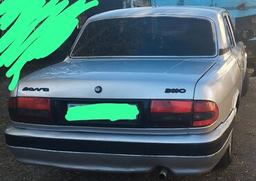 фольксваген поло замена: GAZ Volga 3110, gümüşü rəng. Sedanın arxa görünüşü: klassik Volga