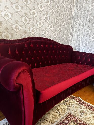 диван в гостиную: Түз диван, түсү - Кызыл, Колдонулган