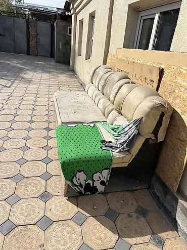 Отдам даром: Диван кому надо ? отдам как дрова или реставрацию можно сделать — 1