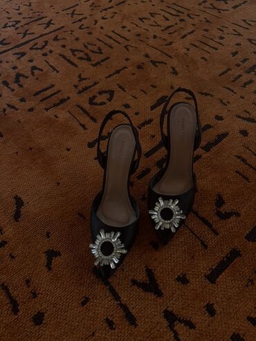 туфли новая не разу не одевала: Tuflilər, Ölçü: 38, rəng - Qara, İşlənmiş