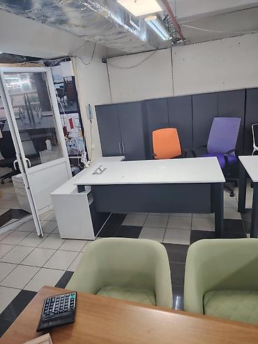 Ofis mebeli: Müasir ofis mebel dəsti. şəkildə ön tərəfi yoxdur. sinə hisssəilə — 2