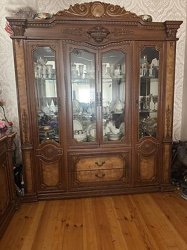 Klassik üslubda qonaq otağı mebel dəsti Tərkibi: - Şkaf-vitrin: 4