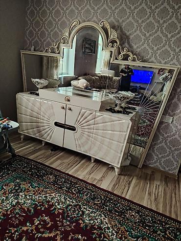 dehliz mebel: Klassik tərzli güzgülü komod/konsole - Rəng: krem və qızılı detallar — 1