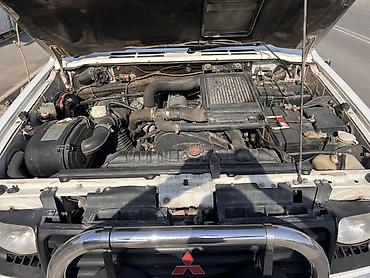 справа: Mitsubishi Pajero: 1992 г., 2.5 л, Автомат, Дизель, Внедорожник — 3