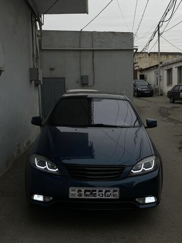 Digər avtomobillər: Göy rəngli, dördqapılı, lyuklu sedan tipli avtomobil. Ön hissədə qara — 8