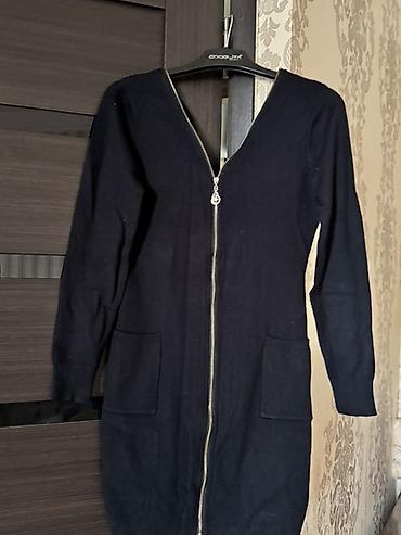 Üst geyimi: Qadın üçün qara trikotaj kardiqan/tunika - Model: tam ön hissəsi boyu — 1