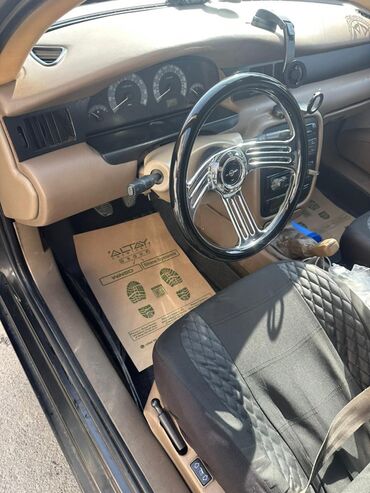 Iran Khodro: İran Khodro Samand (sedan), qara rəng. Xüsusiyyətlər: - Kuzov: 4 — 9