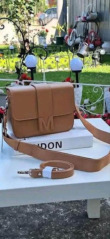 Torbe: Elegantna torba preko ramena sa slovom “M” - Materijal: veštačka koža — 9